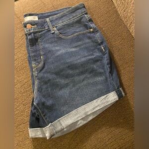 Levi Strauss Signature Gold Label Women's Mid-Rise 5" Cuffed denim Shorts